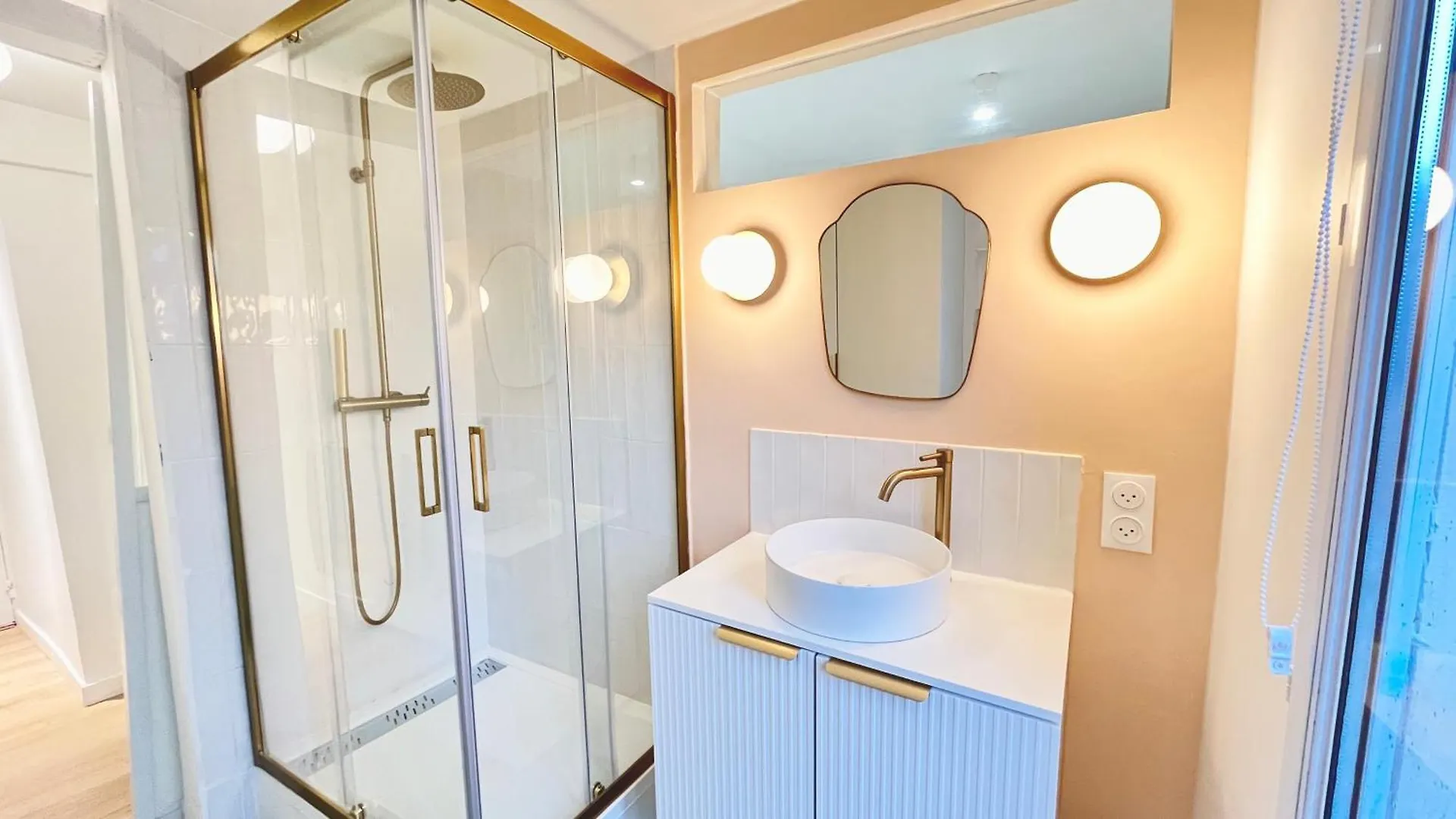 Charming Bright Studio In Menilmontant Paris Frankrike